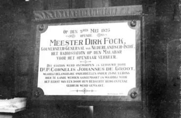 herdenkingssteen met tekst ter gelegenheid van de opening Radio Malabar op 5 mei 1923r_archief #5 Honderd jaar verbinding Radio Malabar en Radio Kootwijk
